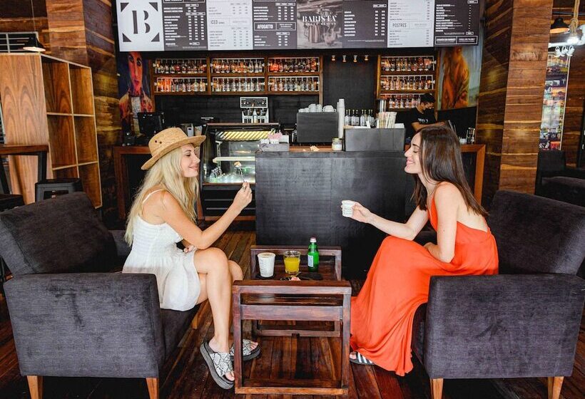 ユースホステル Reina Roja Hostal