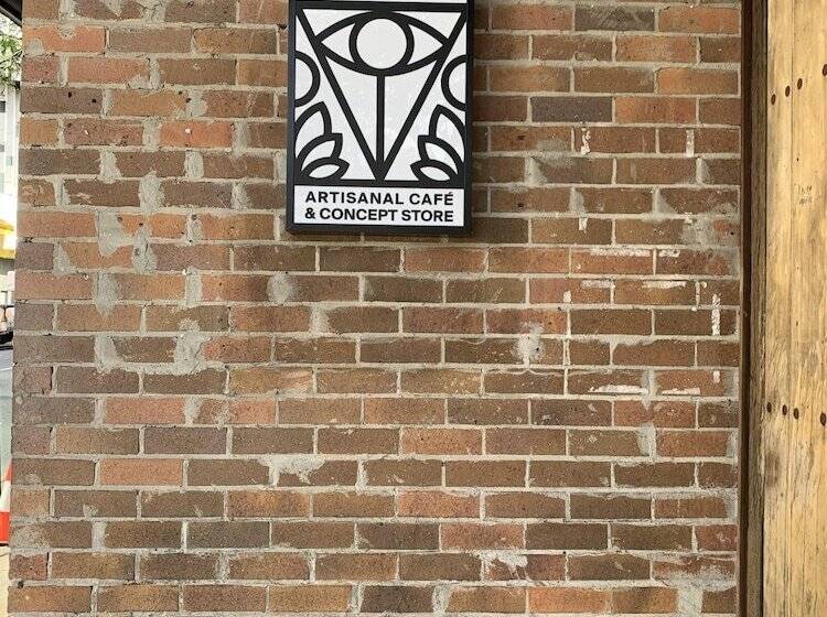 هاستل Roamer Brisbane