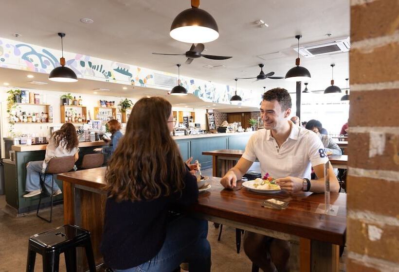 هاستل Roamer Brisbane