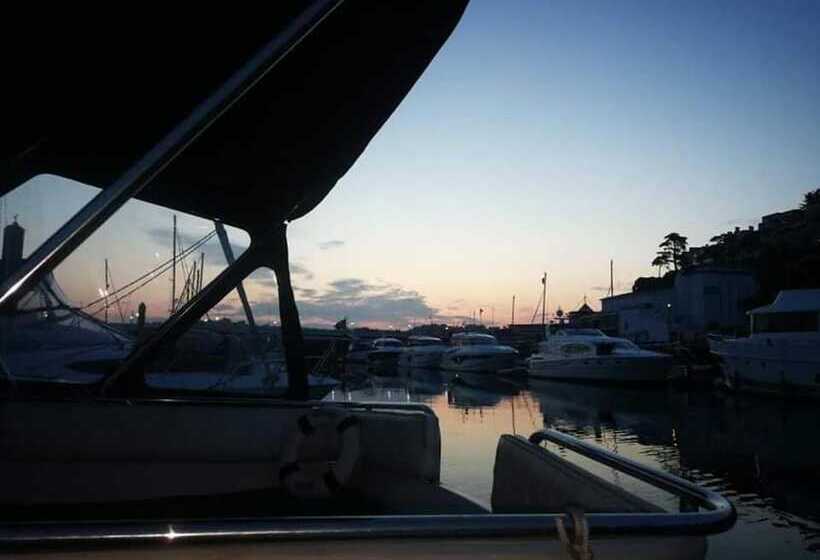 Bed On A Boat Holiday In The Heart Of Torquay