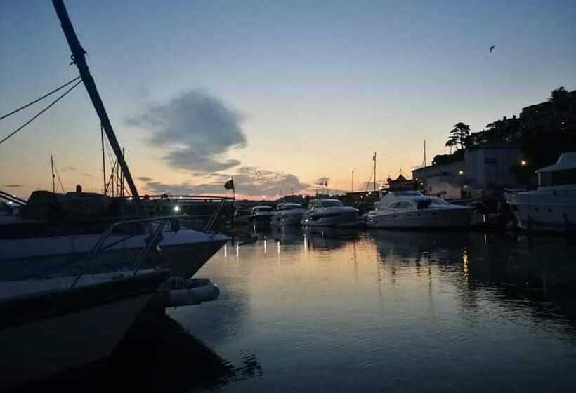 Bed On A Boat Holiday In The Heart Of Torquay