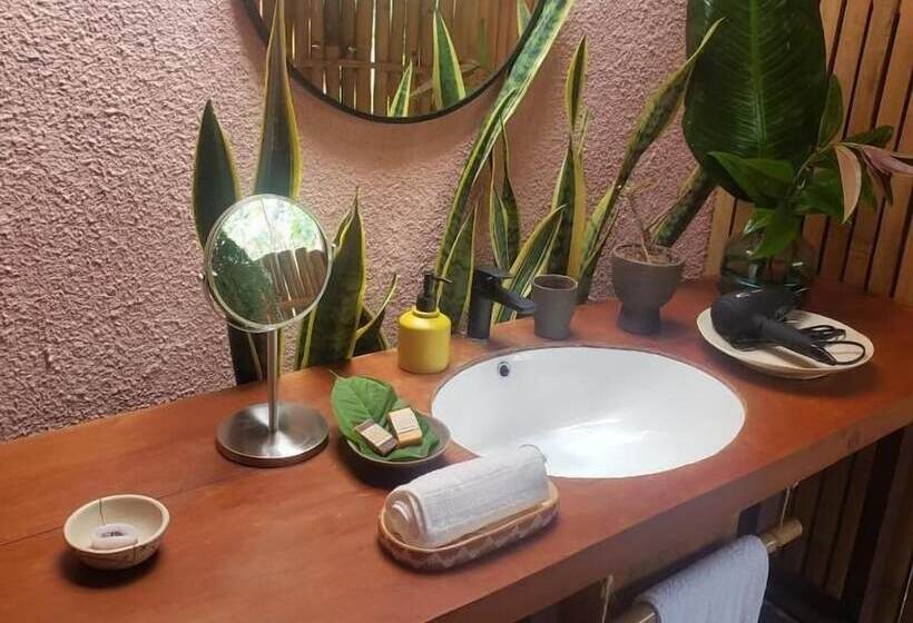 هتل Bosque Guardian Lodge