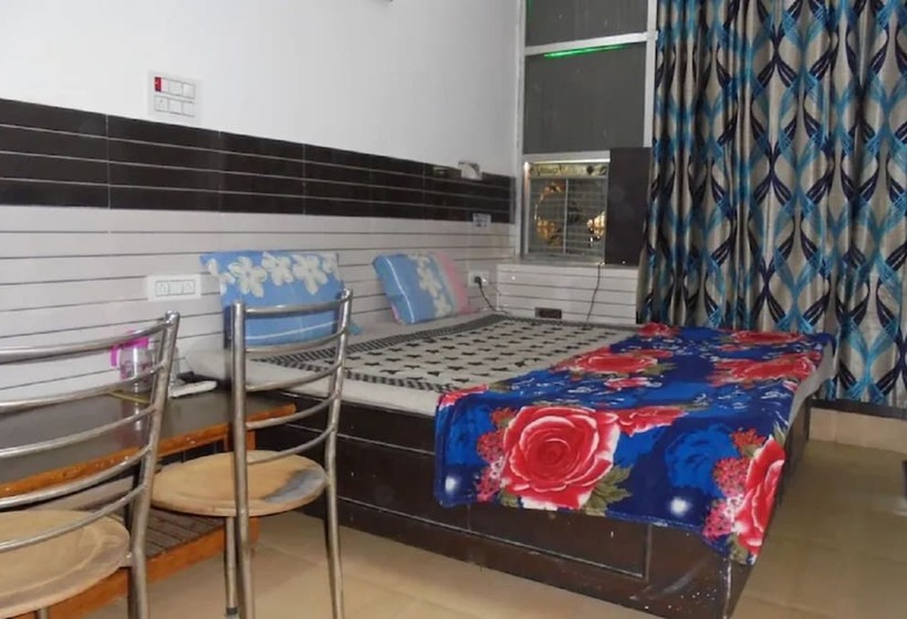 호텔 Goroomgo Labh Mahal Meerut