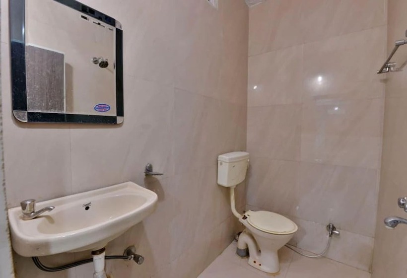 فندق Goroomgo Pat Village Inn Indore