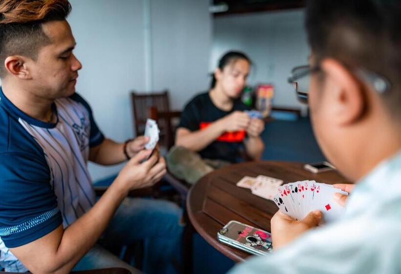 בית מלון כפרי Jpod Capsule