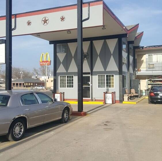 فندق Skypalace Inn & Suites Hutchinson