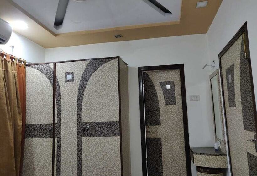 ホテル Somraj Regency