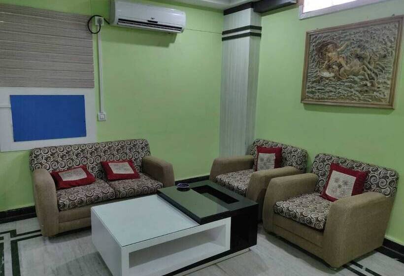 ホテル Somraj Regency