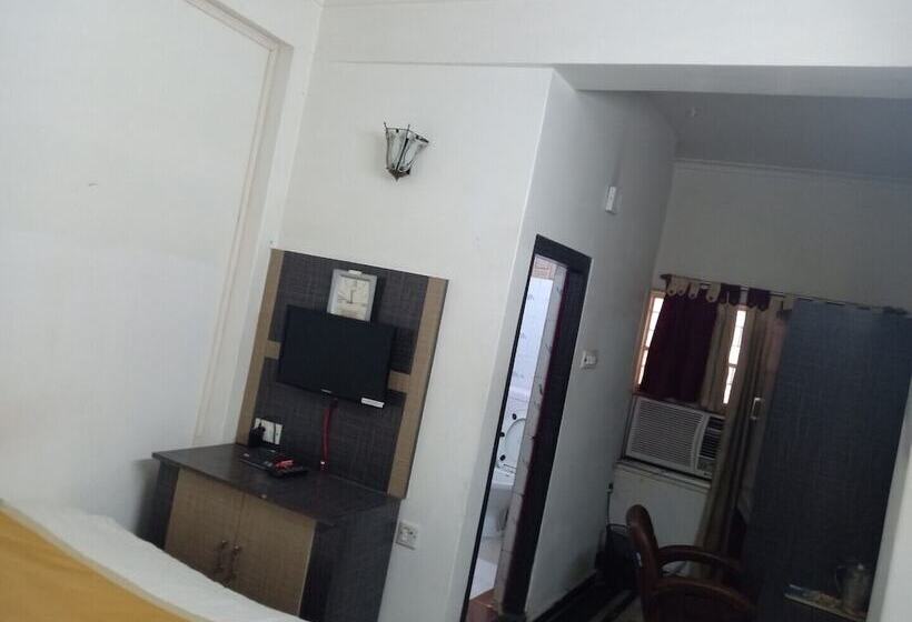 ホテル Somraj Regency