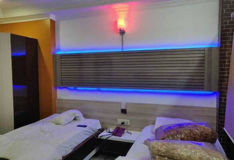 ホテル Somraj Regency