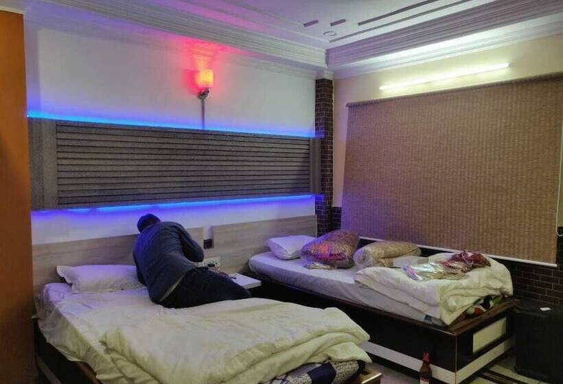 ホテル Somraj Regency