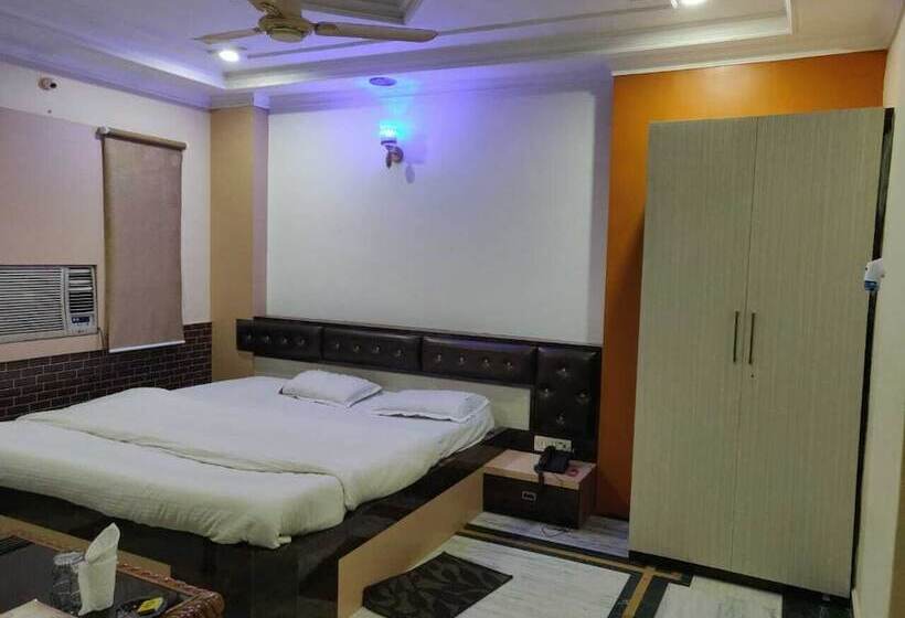 ホテル Somraj Regency