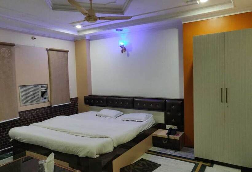 ホテル Somraj Regency