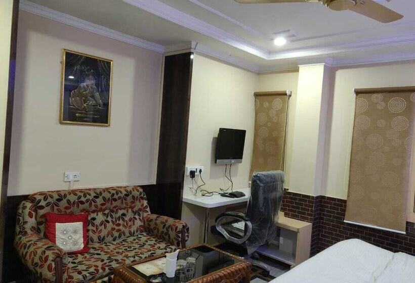 ホテル Somraj Regency