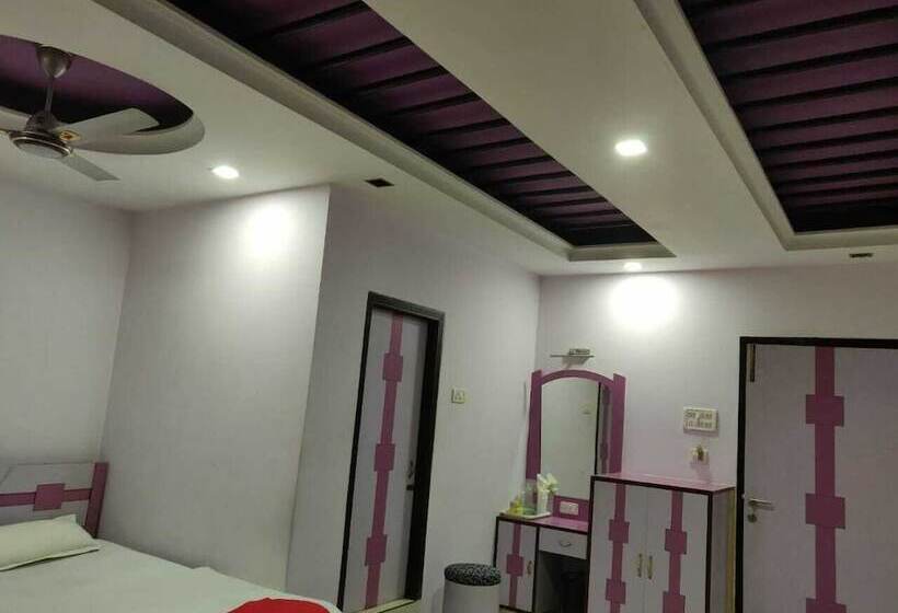 ホテル Somraj Regency