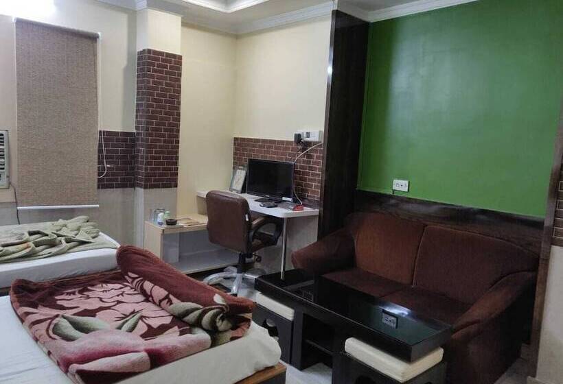 ホテル Somraj Regency