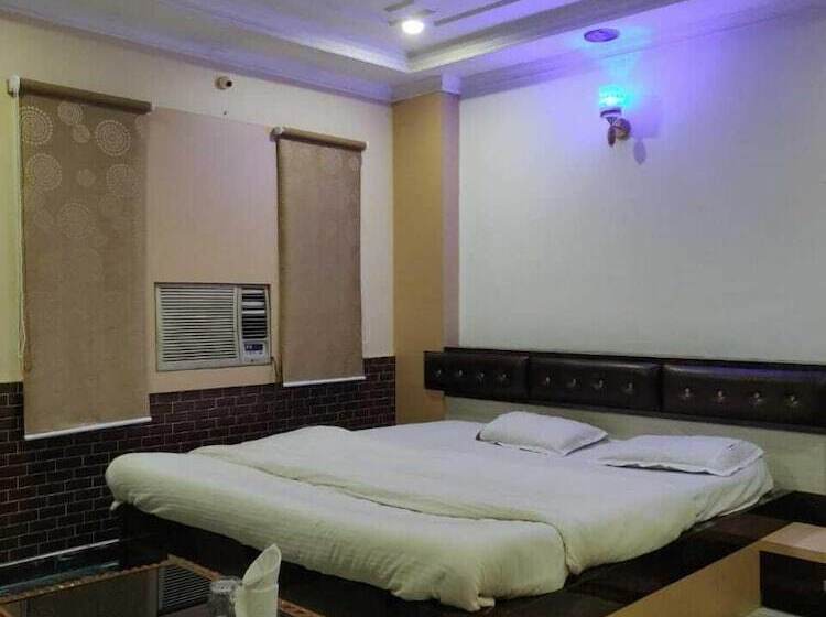 ホテル Somraj Regency