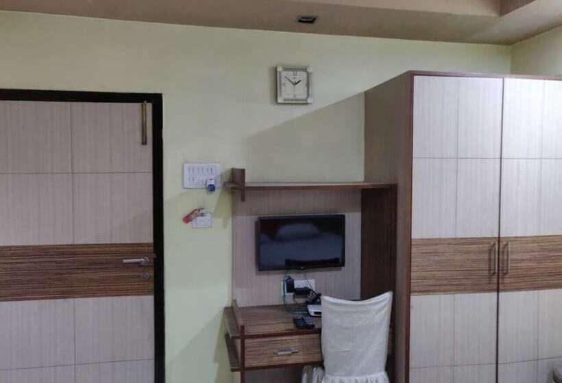 ホテル Somraj Regency