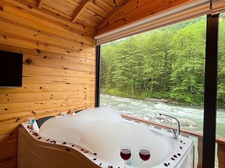 בית מלון כפרי Teona Caglayan Bungalov