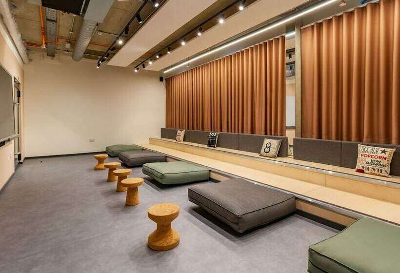 Modern Rooms In Leicester Sk   Hostel