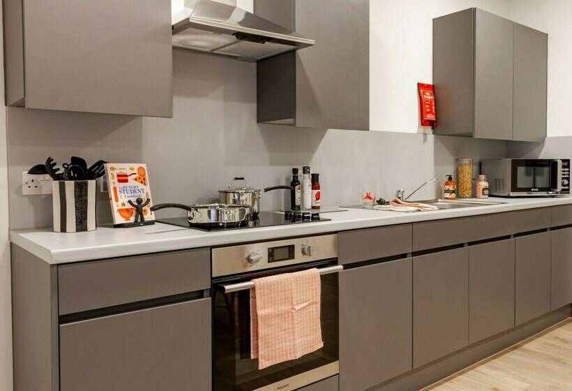 Modern Rooms In Leicester Sk   Hostel