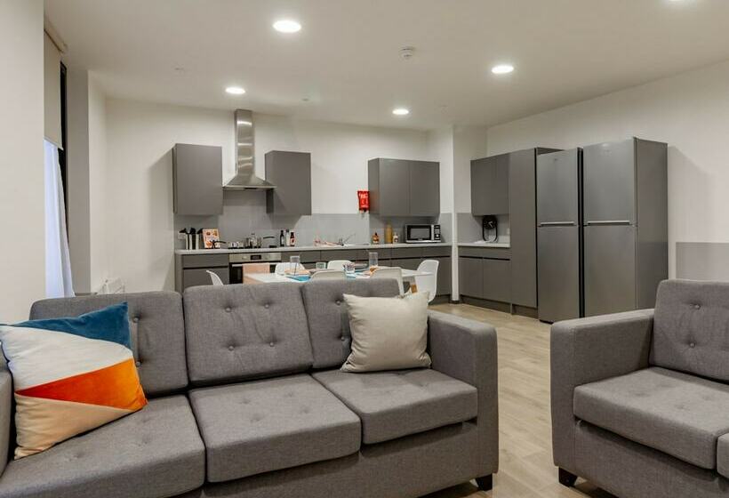 Modern Rooms In Leicester Sk   Hostel