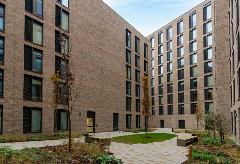 Modern Rooms In Leicester Sk   Hostel