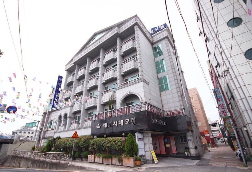 מוטל Jinju Versace