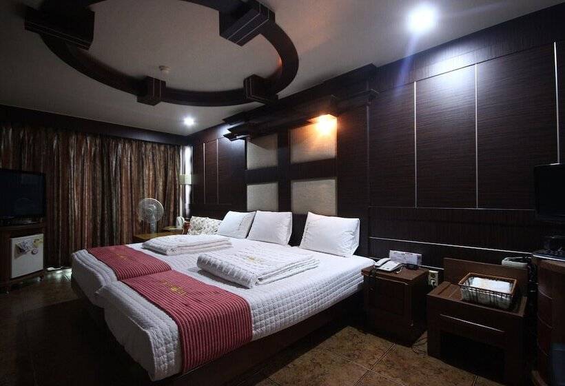 מוטל Jinju Versace