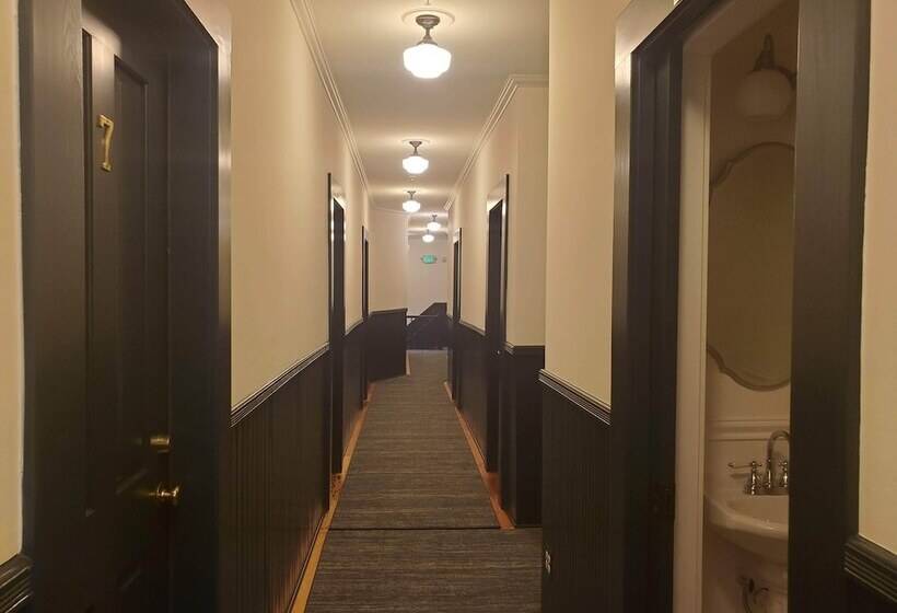 بنسيون Bush House Inn