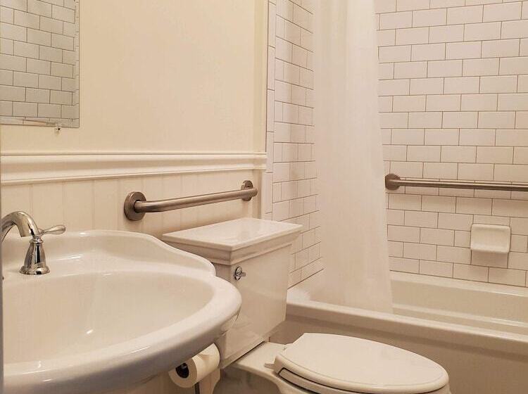 بنسيون Bush House Inn