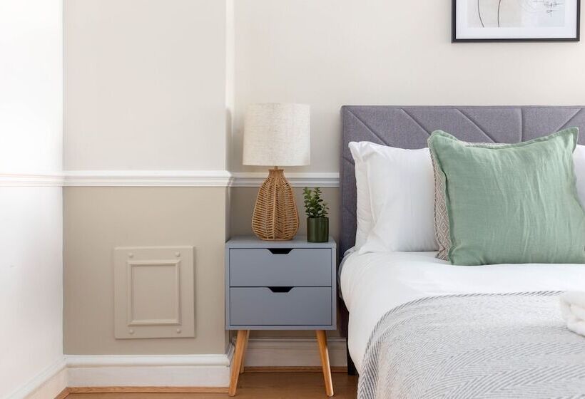 بنسيون The Goldhawk Road Collection