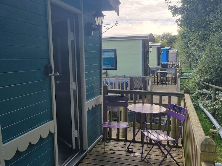 Резиденция Glamping Hut Riverview 3