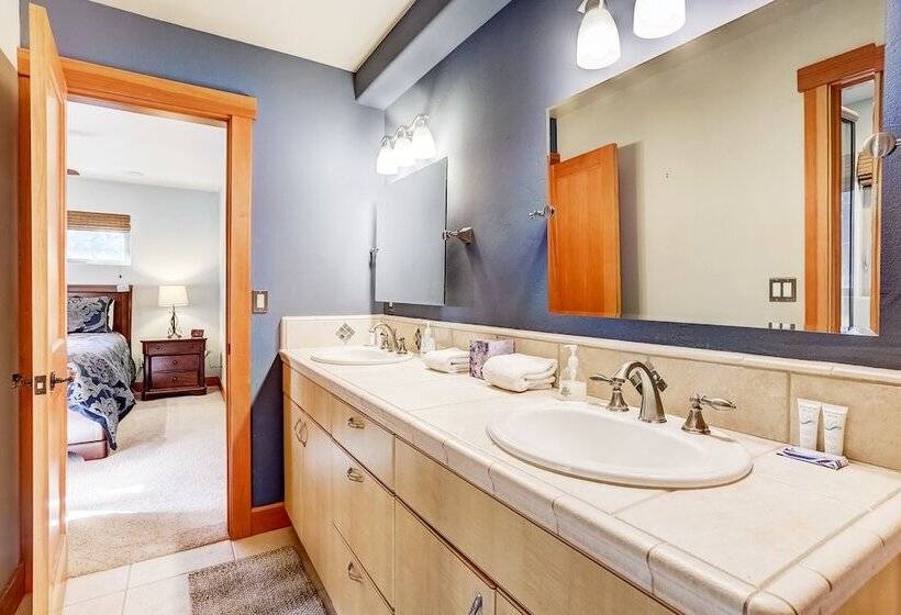 Stunning Forest Retreat Walk To Upper Truckee River!