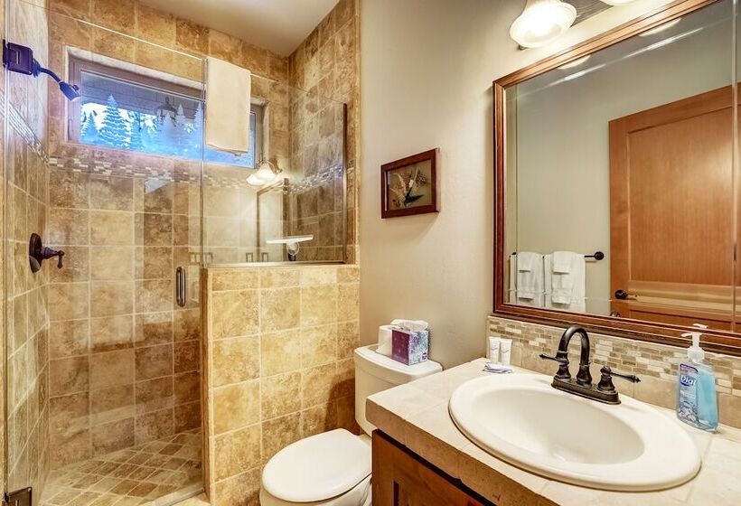 Stunning Forest Retreat Walk To Upper Truckee River!