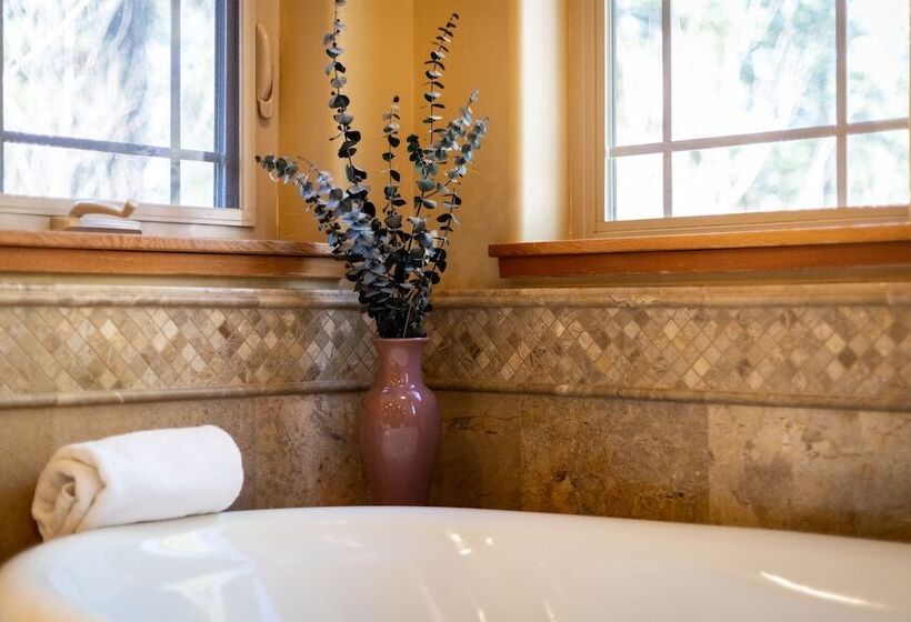 Stunning Forest Retreat Walk To Upper Truckee River!