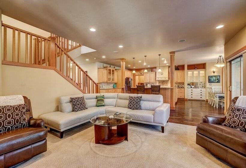 Stunning Forest Retreat Walk To Upper Truckee River!