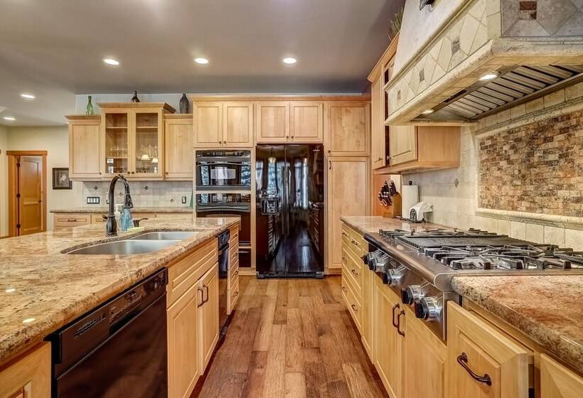 Stunning Forest Retreat Walk To Upper Truckee River!