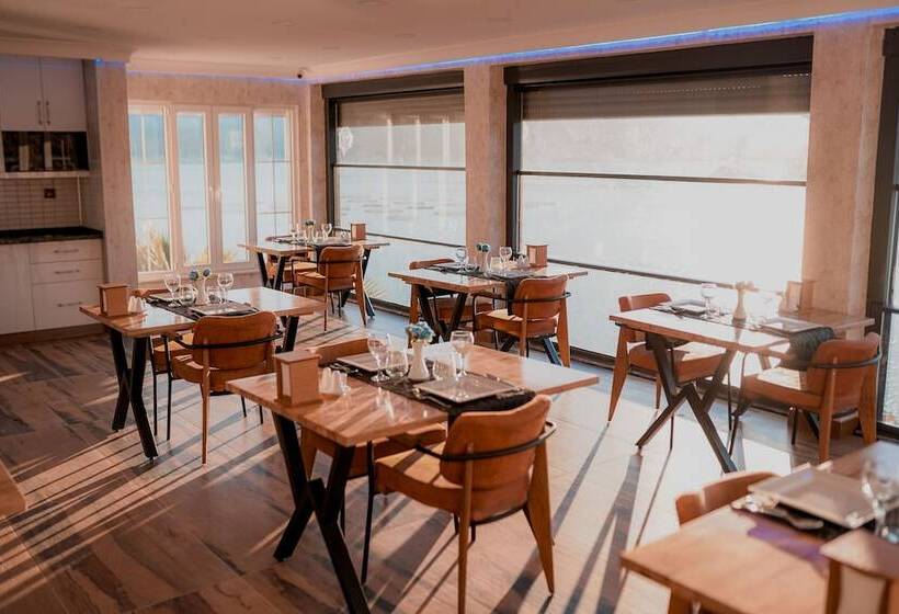 Dolphin Boutique Hotel & Restaurant