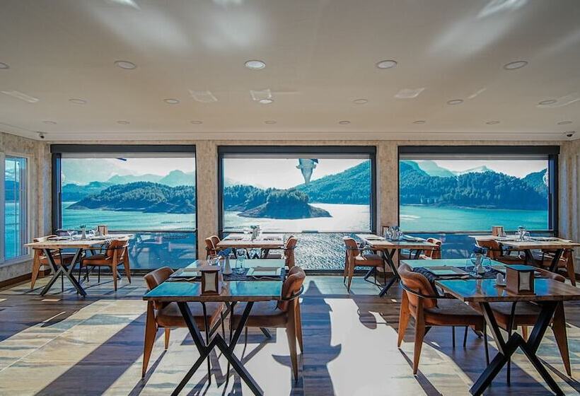 Dolphin Boutique Hotel & Restaurant