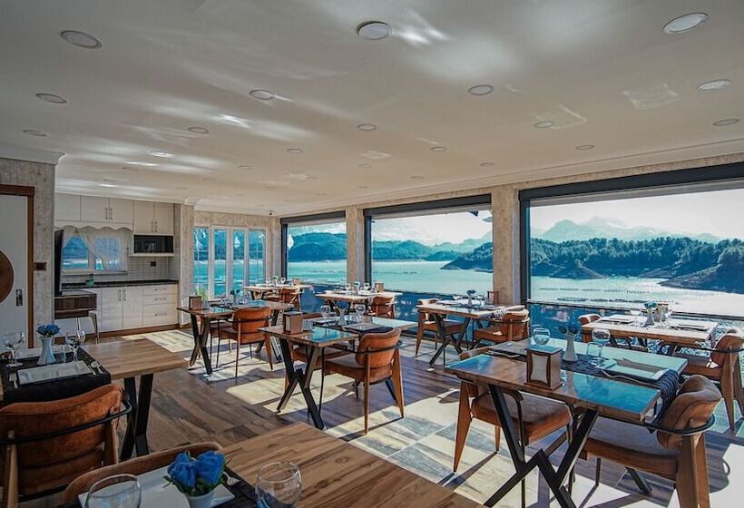 Dolphin Boutique Hotel & Restaurant