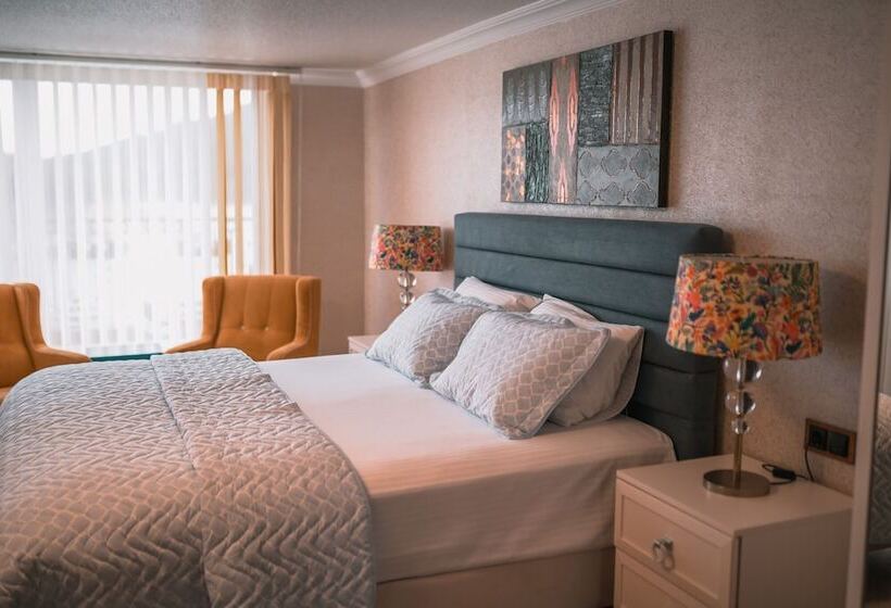 Dolphin Boutique Hotel & Restaurant