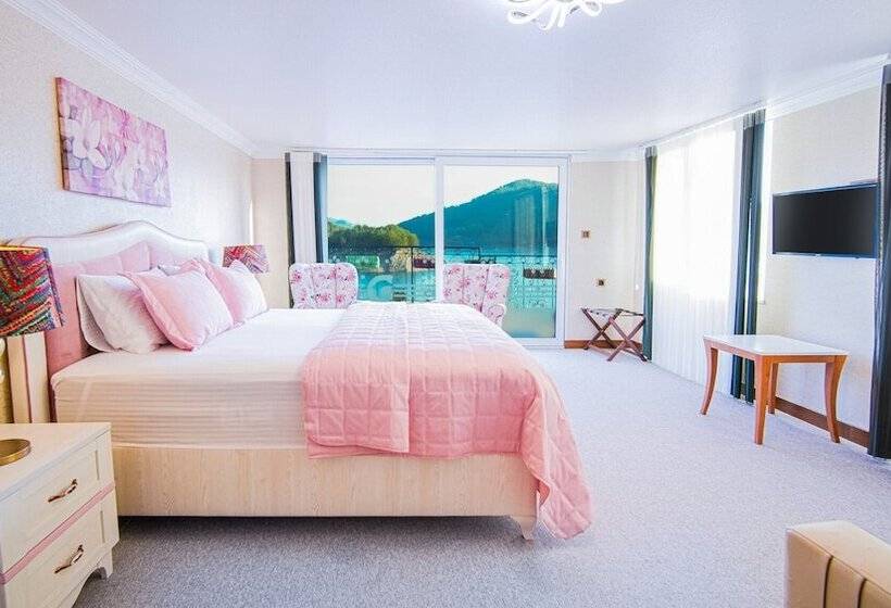 Dolphin Boutique Hotel & Restaurant