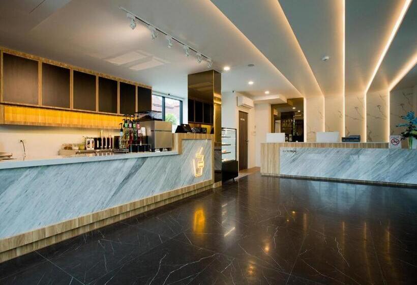 호텔 B2 Krabi Ao Nang Premier Resort