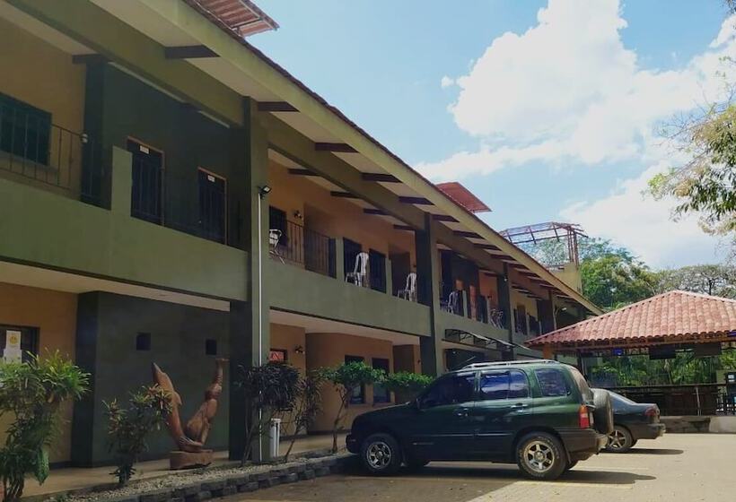 ホテル Coco Heights Condos