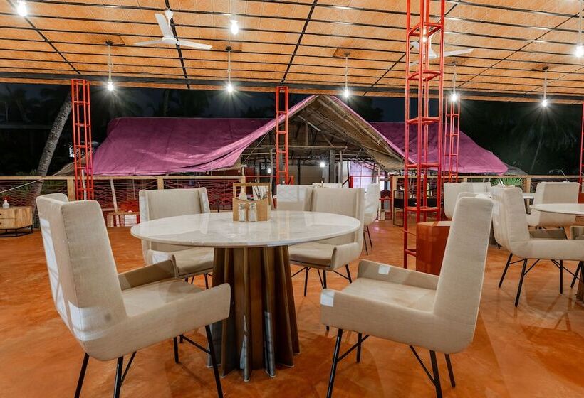 Hotel Justa  Morjim Beach Resort And Spa