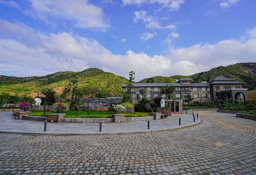Отель Pushkara Resort And Spa