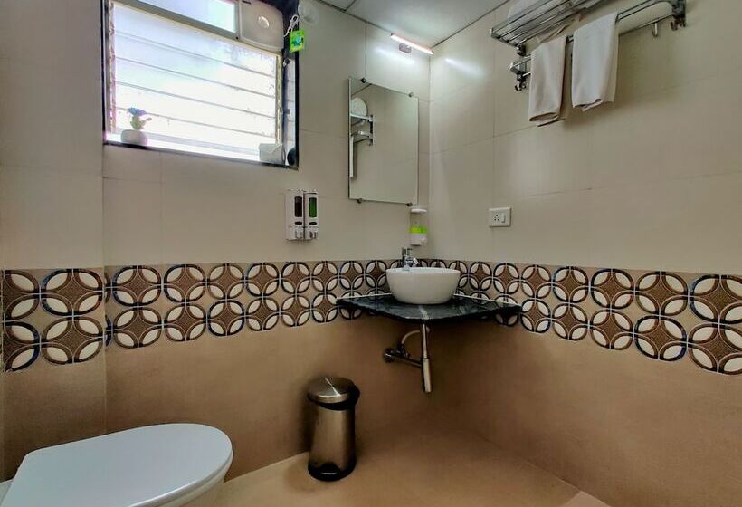 בית מלון כפרי Pushpam Lords Resort Karjat  Pure Veg