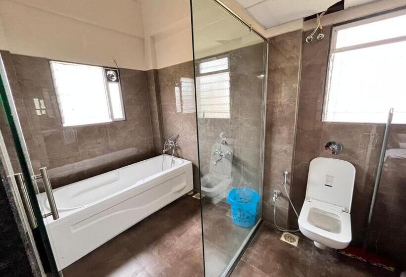 فندق Pushpam Lords Resort Karjat  Pure Veg