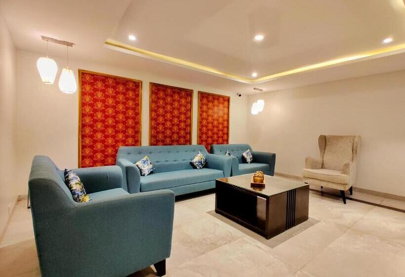 فندق Pushpam Lords Resort Karjat  Pure Veg